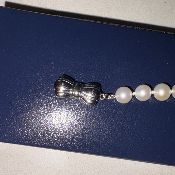 Elegant Pearl Bracelet - Picture 2 of 6